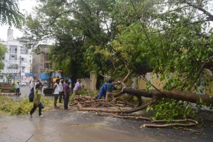 लखनऊ समेत कई जिलों में आंधी-बारिश का कहर: 18 की मौत, बिजली व्यवस्था ठप