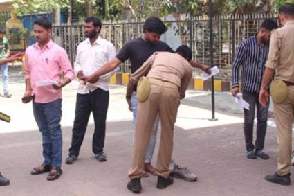 लखनऊ में होमगार्ड भर्ती परीक्षा के दौरान सख्त जांच, अभ्यर्थियों के आभूषण भी उतरवाए गए