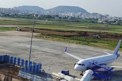 पुणे एयरपोर्ट पर वायुसेना विमान की हार्ड लैंडिंग, गियर फेल होने से रनवे हुआ बंद