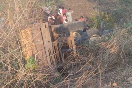 गड्ढे में पलटा ट्रैक्टर, 4 दोस्तों की मौत; डिंडौरी से गिट्टी लेने अनूपपुर आए थे, जेसीबी से निकाले गए शव