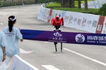 रोबोट ने तोड़ा इंसान का वर्ल्ड रिकॉर्ड, 21 KM की हाफ मैराथन 50 मिनट 26 सेकेंड में पूरी की