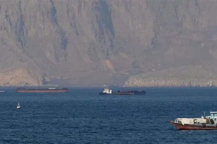 स्ट्रेट ऑफ होर्मुज से निकला ईरानी जहाज, अमेरिका ने किया वार; अब कैसे होगी बातचीत?