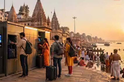 वाराणसी के मंदिरों में दर्शन और गंगा में आस्था की डुबकी लगाने वालों को अब अपने सामान के खोने की चिंता नहीं करनी पड़ेगी
