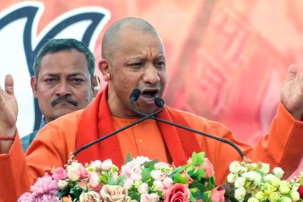 गारबेटा में भी योगी-योगी, सड़कों-छतों पर खड़े होकर हजारों लोगों ने किया बुलडोजर बाबा का दीदार