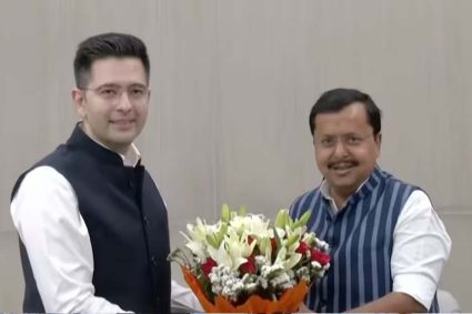 बीजेपी में शामिल हुए राघव चड्ढा, राज्यसभा सांसद राघव चड्ढा, संदीप पाठक और अशोक मित्तल, नितिन नवीन ने खिलाई मिठाई