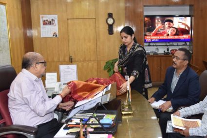 रायपुर : राज्यपाल ने कोसा वस्त्रों के नवाचार और बुनकरों के आर्थिक सशक्तिकरण पर दिया जोर