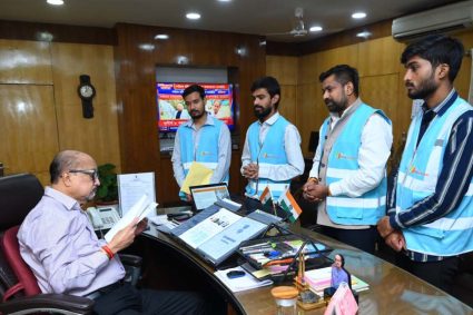 रायपुर : राज्यपाल डेका से फिल परमार्थ आश्रम के संस्थापक ने की भेंट