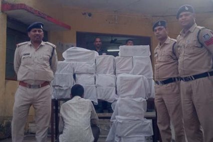 बिना नंबर की बोलेरो में 19 पेटी अंग्रेजी शराब जब्त, सनेह उर्फ शनि सिंह गिरफ्तार—एक आरोपी फरार