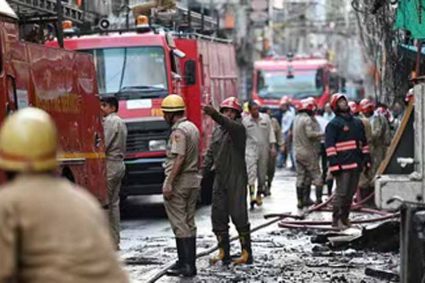 दिल्ली में दो अलग-अलग जगह भीषण आग, कई मकान और 100 से अधिक झुग्गियां जलीं