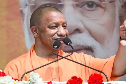 ‘हिंदू त्योहारों पर कर्फ्यू, दीदी सड़कों पर नमाज पढ़वाती हैं’: बंगाल में ममता पर भड़के CM योगी