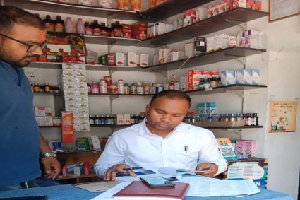 सही दवा, शुद्ध आहार अभियान में बड़ी कार्रवाई: एक्सपायरी खाद्य सामग्री नष्ट, दवा दुकानों की सघन जांच
