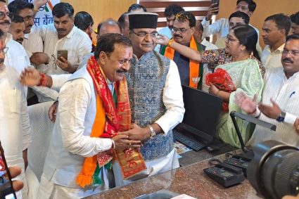 महेंद्र सिंह यादव ने अपेक्स बैंक में पदभार ग्रहण करते हुए किया ऐतिहासिक स्वागत