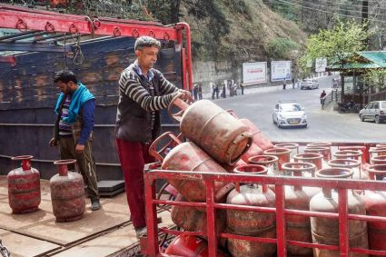 रांची में अवैध गैस सिलेंडर कारोबार पर बड़ी छापेमारी, 200+ सिलेंडर जब्त