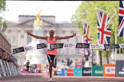 सेबास्टियन सावे ने रचा इतिहास, लंदन मैराथन में तोड़ा 2 घंटे का रिकॉर्ड