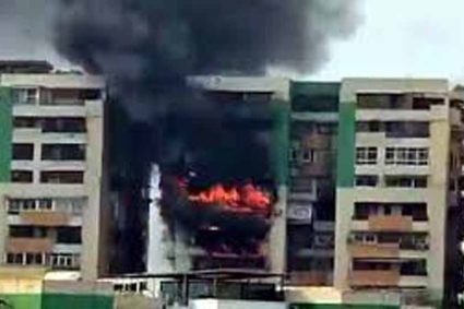 गाजियाबाद की गौर ग्रीन एवेन्यू सोसाइटी में भीषण आग: 9वीं मंजिल से शुरू होकर 13वीं तक पहुंची लपटें