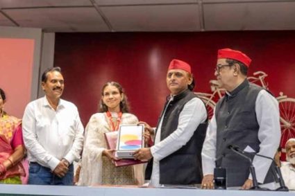 लखनऊ में सपा मुखिया का चुनावी मोड, पीड़ित परिवार को 5 लाख की मदद का ऐलान