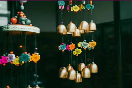 वास्तुशास्त्र के अनुसार घर में विंड चाइम लगाने के सही तरीके और दिशा