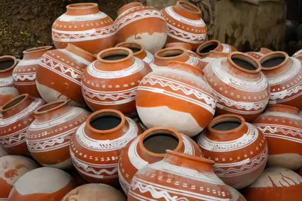 घर में पानी के मटके रखने के वास्तु नियम: सुख-समृद्धि और धन की बढ़ोतरी के लिए
