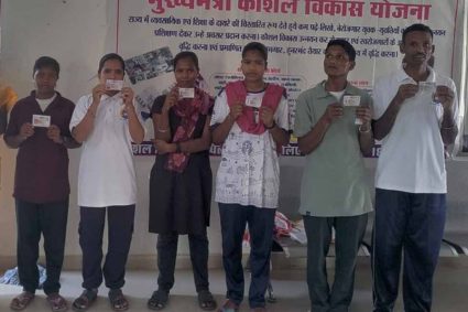 बंदूक छोड़ थामा ट्रैक्टर का स्टीयरिंग: नारायणपुर में आत्मसमर्पित नक्सलियों की नई पारी