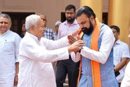 कंधे पर हाथ, चेहरे पर मुस्कान: CM सम्राट और नीतीश की पहली मुलाकात की खास तस्वीर