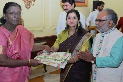 ‘इस साड़ी को कार्यक्रम में पहनूंगी’: Droupadi Murmu ने प्रोटोकॉल तोड़कर देखी कारीगरी