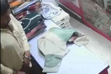 अंडरवियर में छिपाकर ब्रांडेड कपड़ों की चोरी, CCTV में कैद हुई कर्मचारी की करतूत