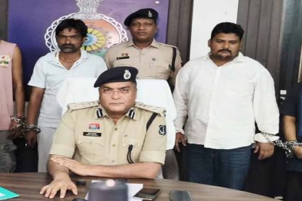 नशीली सिरप तस्करी का भंडाफोड़: 4 आरोपी गिरफ्तार, 800 बोतलें जब्त