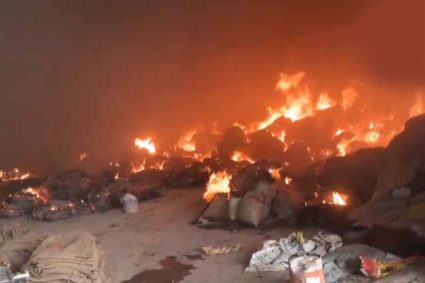 कांकेर राइस मिल में भीषण आग: लाखों का धान और बारदाना जलकर खाक