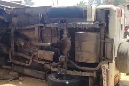 सूरजपुर में बड़ा हादसा: बाइक सवार को बचाने में घर में घुसा वाहन, SDM समेत पुलिसकर्मी घायल