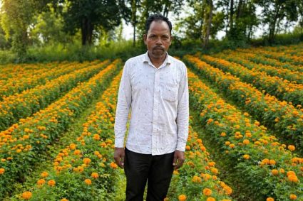 फूलों की खुशबू से महकी किस्मत ईश्वरचरण पैकरा का