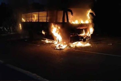 Gwalior में बस हादसा, टायर फटने के बाद लगी आग; पुलिस ने कांच तोड़कर 16 लोगों को बचाया