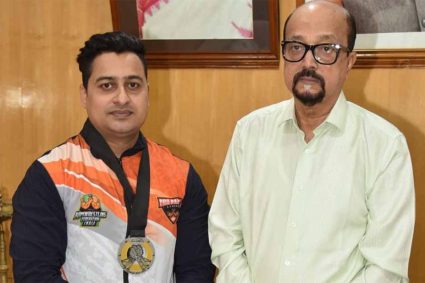 राज्यपाल  डेका ने स्वर्ण पदक विजेता आर्मरेसलर मंत झा को दी बधाई राज्यपाल  रमेन डेका
