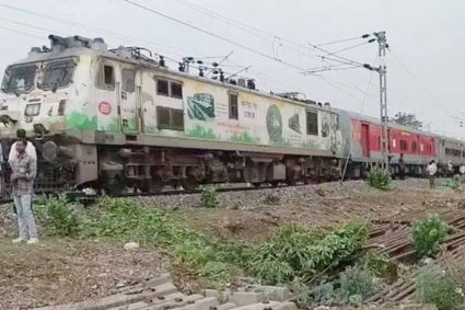 यूपी में आंधी-तूफान का असर, रेलवे ट्रैक पर गिरे पेड़ से संचालन प्रभावित