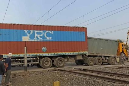 कटनी-दमोह मार्ग पर देवरीफाटक में पटरियों पर फंसा ट्रक, लोको पायलट की सूझबूझ से टला बड़ा हादसा