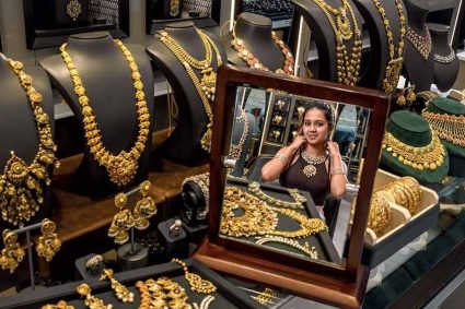 मजबूत डॉलर के कारण सोने और चांदी में बिकवाली, कीमतें 1.6 प्रतिशत तक घटीं