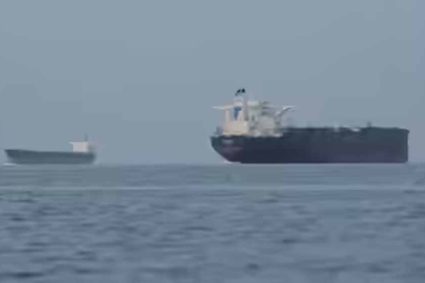 होर्मुज जलडमरूमध्य में तनाव: भारतीय तेल टैंकर पर गोलीबारी, दो जहाज पीछे हटे