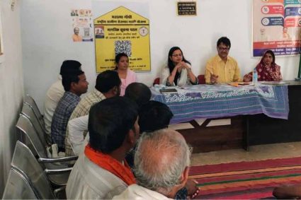 विशेष ग्राम सभा में ग्रामवासियों को जनगणना के सम्बन्ध किया जा रहा है जागरुक