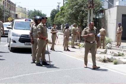 नोएडा में बड़ा एक्शन: श्रम कानून उल्लंघन पर 203 ठेकेदारों के लाइसेंस होंगे रद्द, करोड़ों की पेनल्टी का नोटिस