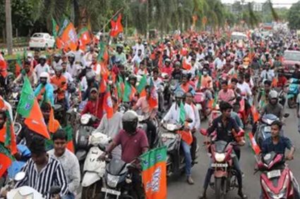 बंगाल में बाइक रैली पर सख्ती: पीछे बैठना भी पड़ा भारी, चुनाव आयोग का बड़ा फैसला