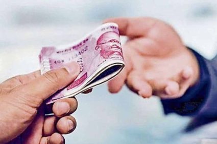 गोंडा में पंचायत सचिव 10 हजार रुपये की रिश्वत लेते रंगे हाथ गिरफ्तार