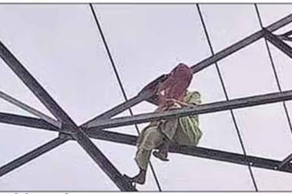 प्रेमी के घर जाने की जिद में हाईटेंशन पोल पर चढ़ी किशोरी, ढाई घंटे बाद पुलिस ने उतारा