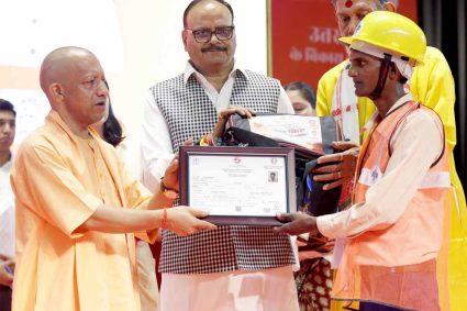हर श्रमिक परिवार को मिलेगी स्वास्थ्य सुरक्षा: सीएम योगी